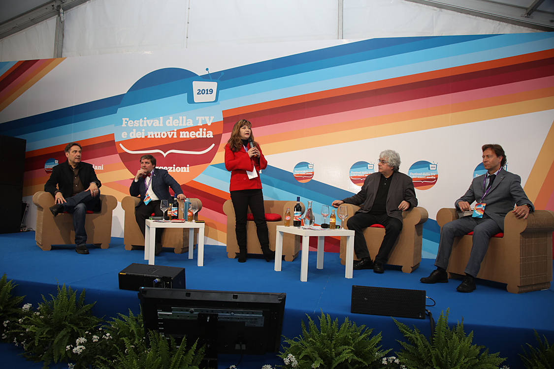 Festival della TV e dei Nuovi Media 2019_082.jpg - FESTIVAL DELLA TV E DEI NUOVI MEDIA 2019 A come Ambiente Le tematiche ambientaliste: dalla cronaca delle catastrofi naturali alla formazione di una vera e propria cultura della prevenzione. Luca Mercalli, Ermete Realacci, Angelo Robotto, Mario Tozzi con Rosy Battaglia